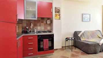 Frigorifero, forno, piano cottura, macchina per tè/caffè