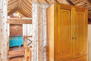 3 slaapkamers, een strijkplank/strijkijzer, gratis wifi, beddengoed