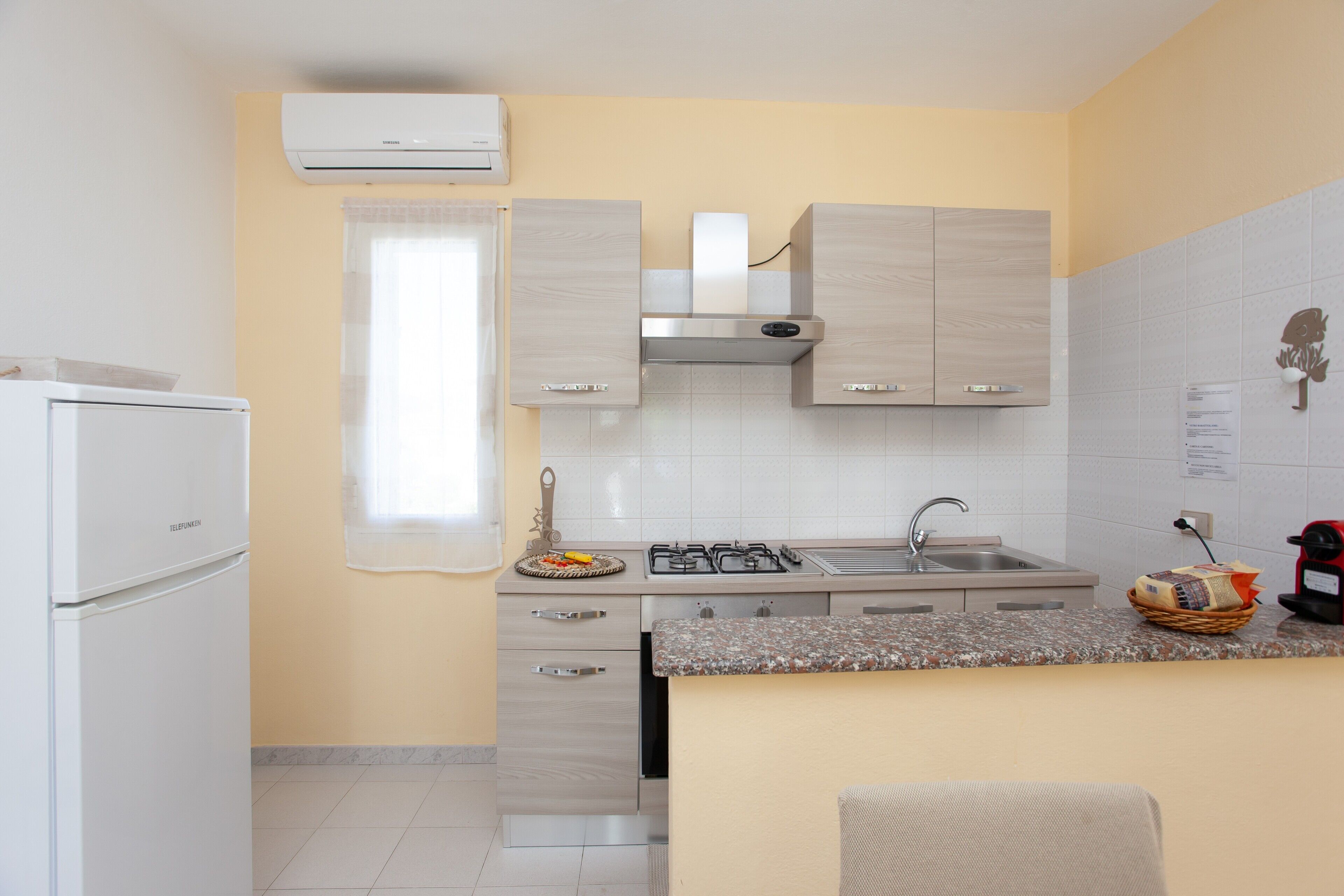 Réfrigérateur, four, plaque de cuisson, cafetière/bouilloire