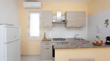 Réfrigérateur, four, plaque de cuisson, cafetière/bouilloire