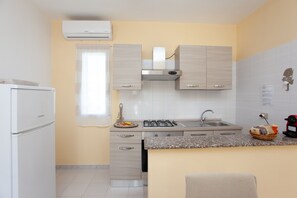 Frigorifero, forno, piano cottura, macchina per tè/caffè