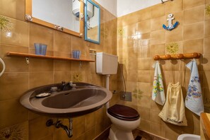Een douche, een haardroger, handdoeken