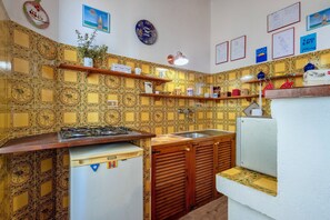 Réfrigérateur, plaque de cuisson, cafetière/bouilloire