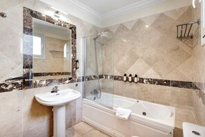 Badewanne, Haartrockner, Handtücher