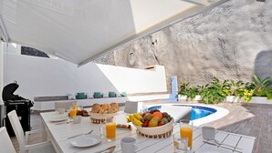 Angolo ristoro con piscina, posti a sedere all'aperto e barbecue.
