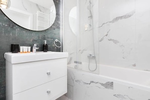 Badewanne, Haartrockner, Handtücher, Shampoo