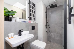 Shower, hair dryer, towels - Kątowa 10 | Studio Comfort | Balcony | Home office (Kraków)