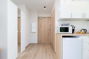 Réfrigérateur, four à micro-ondes, surface de cuisson
