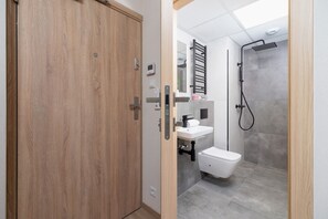 Shower, hair dryer, towels