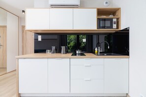 Fridge, microwave, stovetop, dishwasher