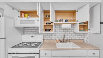 Coffee/tea maker, fridge, microwave, oven