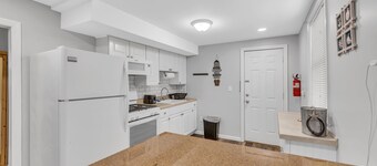 Cozy Coastal Cottage Steps From The Beach, Off Street Parking, Beach Badges