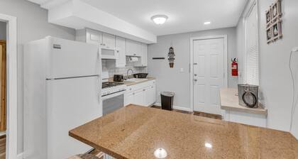 Cozy Coastal Cottage Steps From The Beach, Off Street Parking, Beach Badges