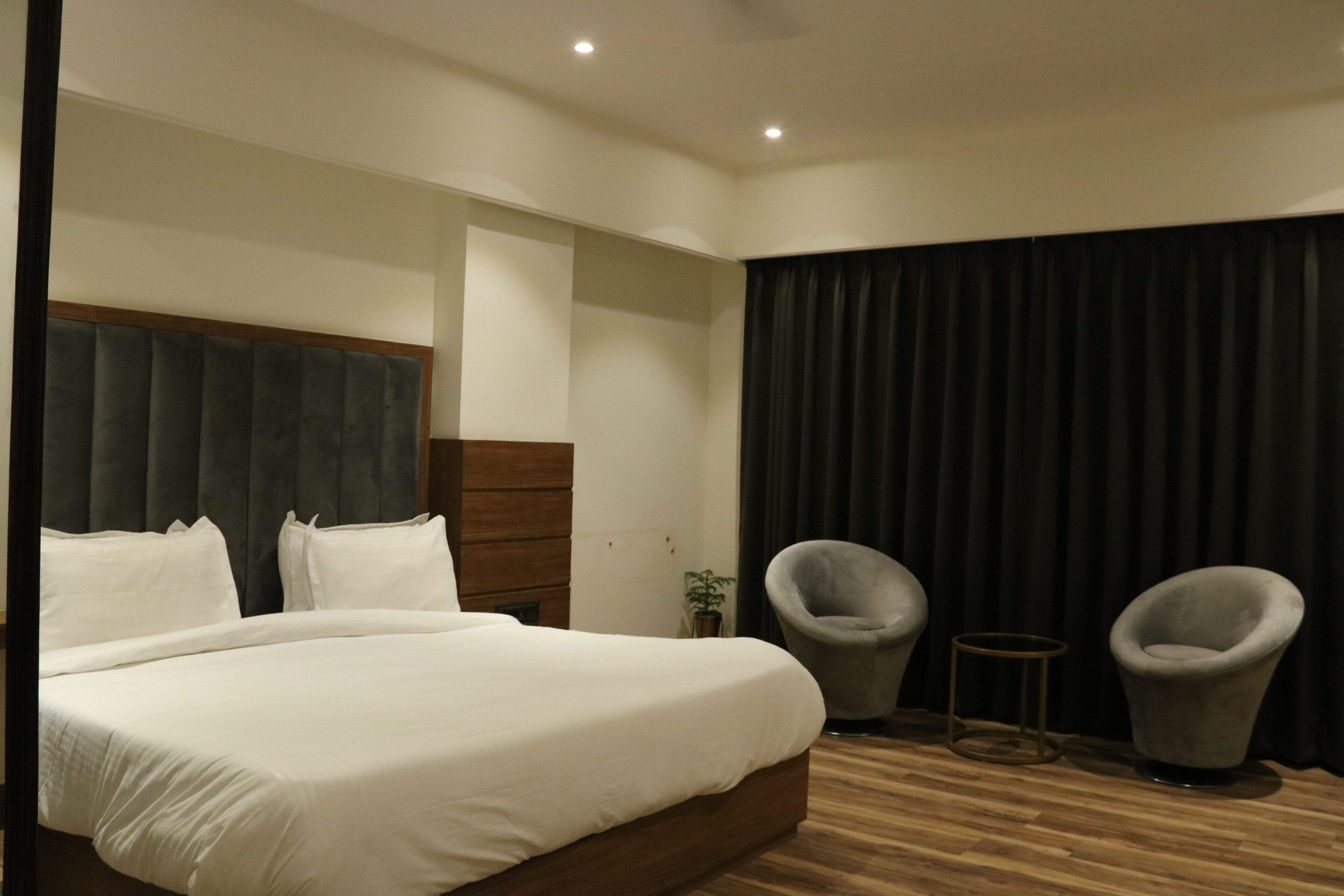 In-room safe, soundproofing, iron/ironing board, free WiFi