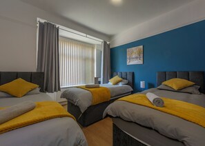 4 bedrooms, desk, iron/ironing board, travel cot - Modern 4 Bedroom Home with Superfast Wifi (birmingham)