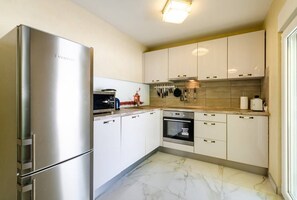 Frigorifero, microonde, forno, piano cottura