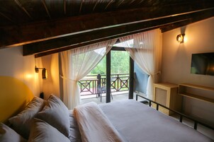 Elite Room, 1 Double Bed | Individually decorated, desk, laptop workspace, bed sheets