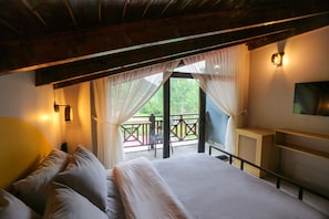 Elite Room, 1 Double Bed | Individually decorated, desk, laptop workspace, bed sheets