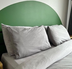 Economy Room | Individually decorated, desk, laptop workspace, bed sheets