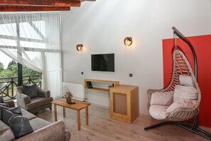 Royal Room | Individually decorated, desk, laptop workspace, bed sheets