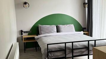 Economy Room | Individually decorated, desk, laptop workspace, bed sheets