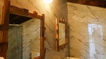 Chambre Ălite, 1 lit double | Salle de bain