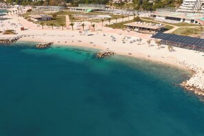 بالقرب من الشاطئ