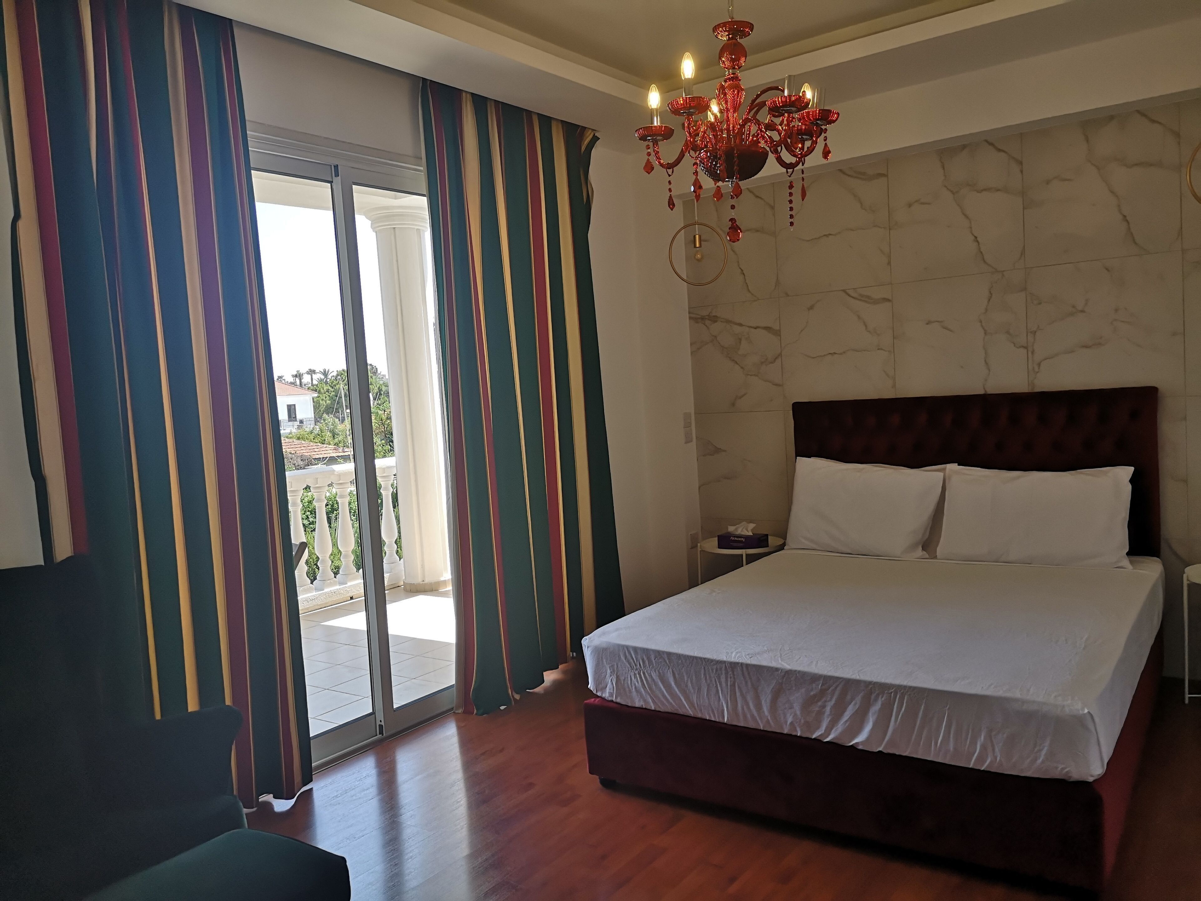 خزنة داخل الغرفة وستائر تعتيم وتجهيزات عازلة للصوت وواي فاي مجانًا