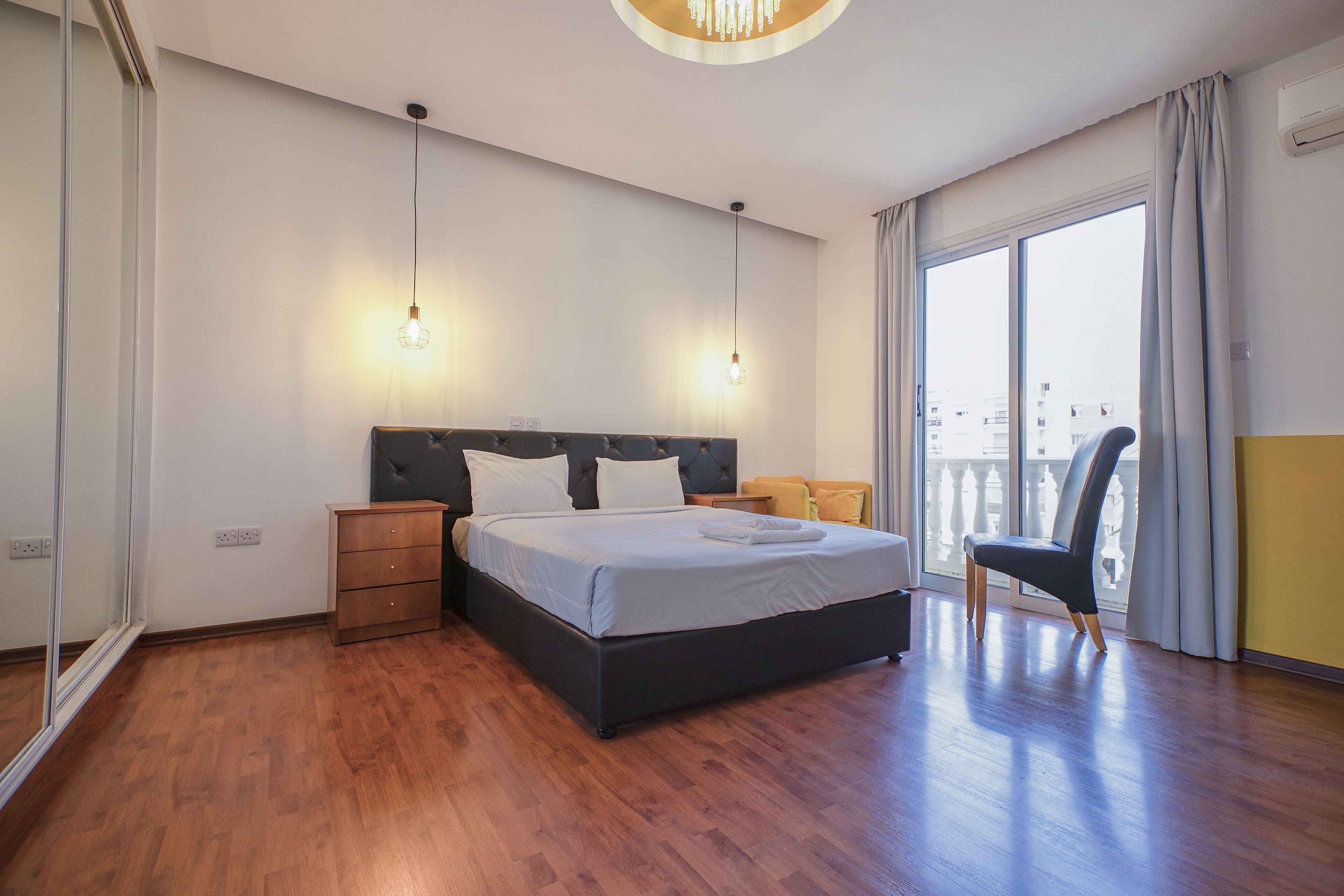 خزنة داخل الغرفة وستائر تعتيم وتجهيزات عازلة للصوت وواي فاي مجانًا