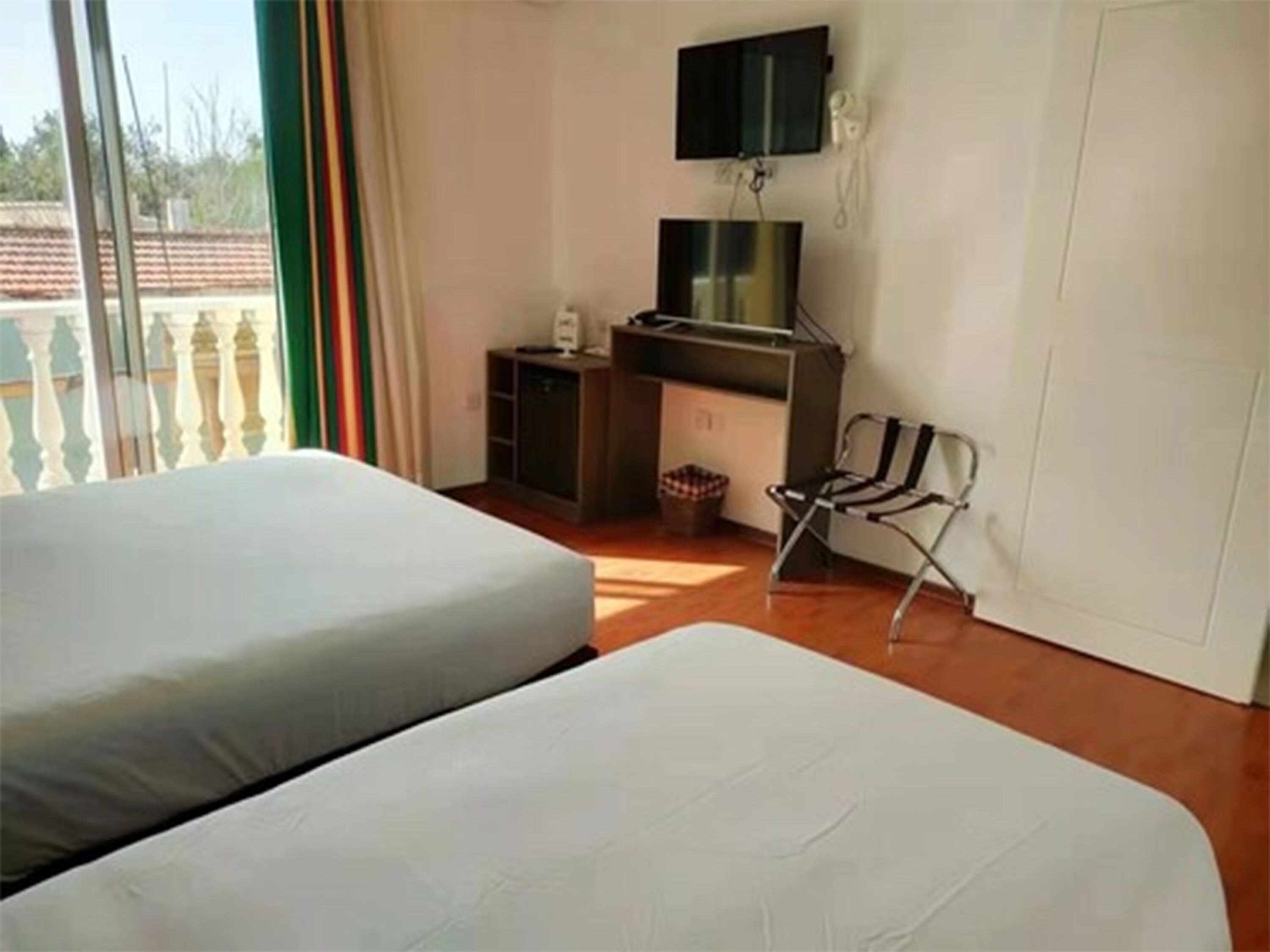 خزنة داخل الغرفة وستائر تعتيم وتجهيزات عازلة للصوت وواي فاي مجانًا