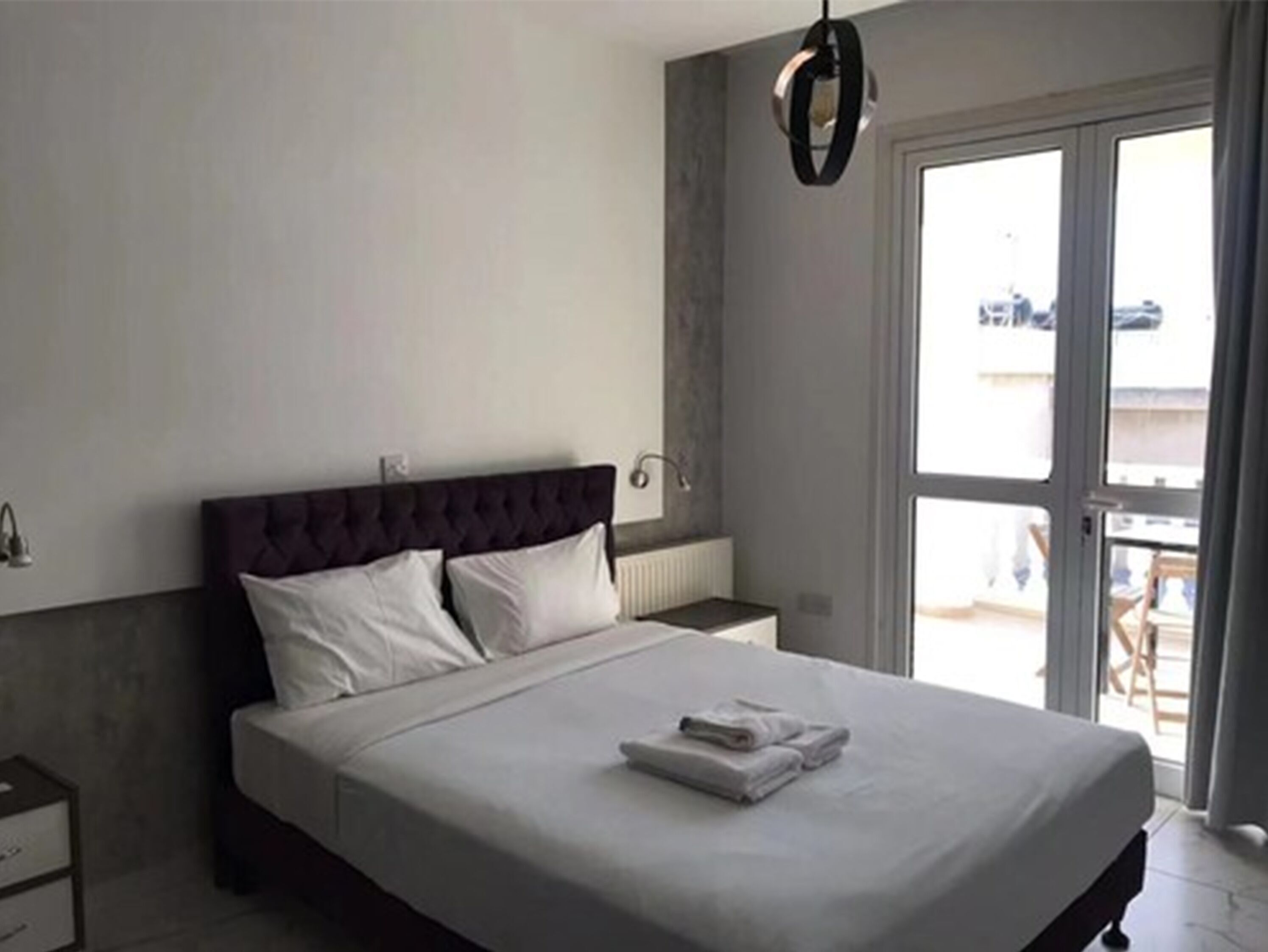 خزنة داخل الغرفة وستائر تعتي م وتجهيزات عازلة للصوت وواي فاي مجانًا