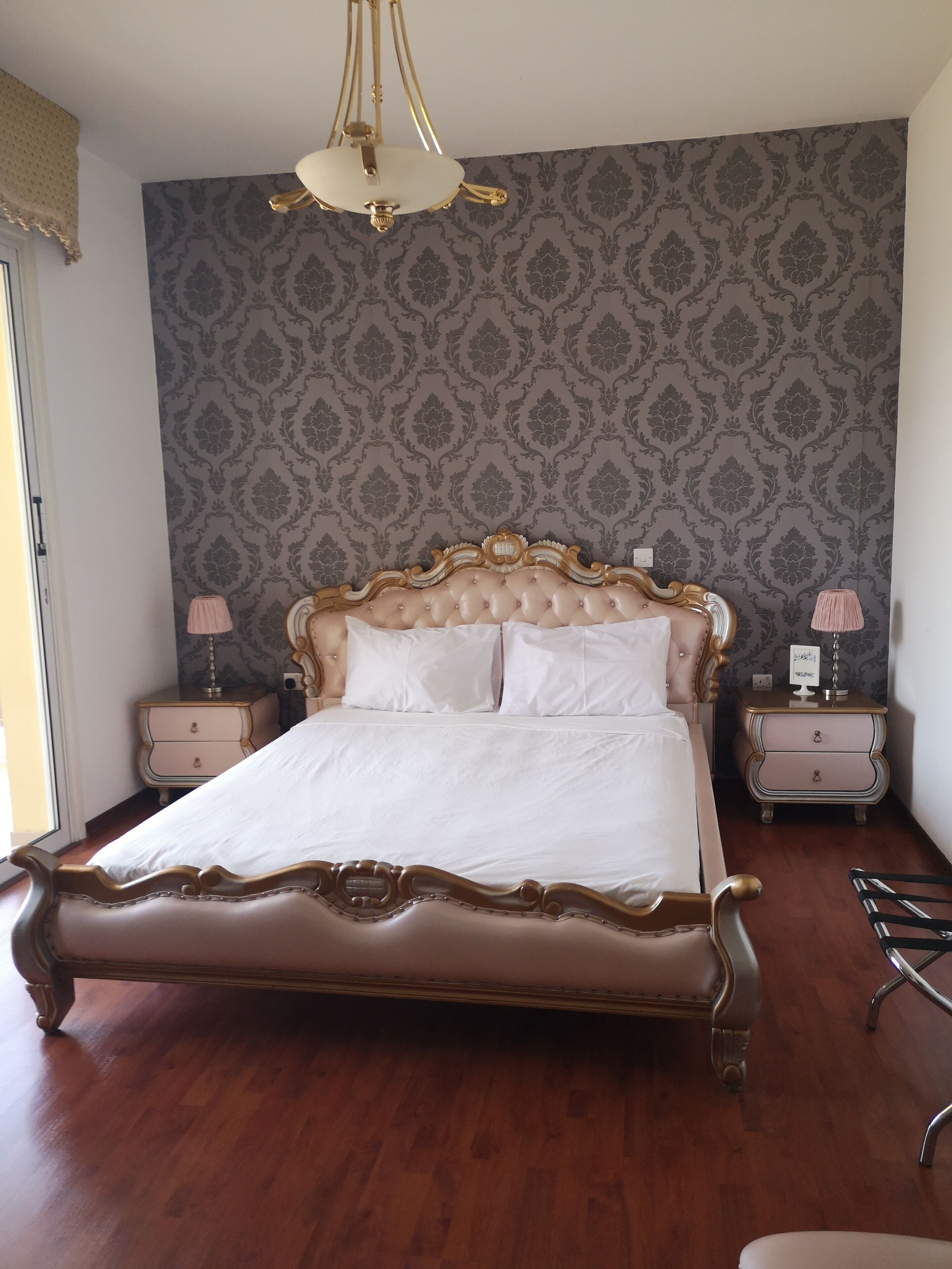 خزنة داخل الغرفة وستائر تعتيم وتجهيزات عازلة للصوت وواي فاي مجانًا