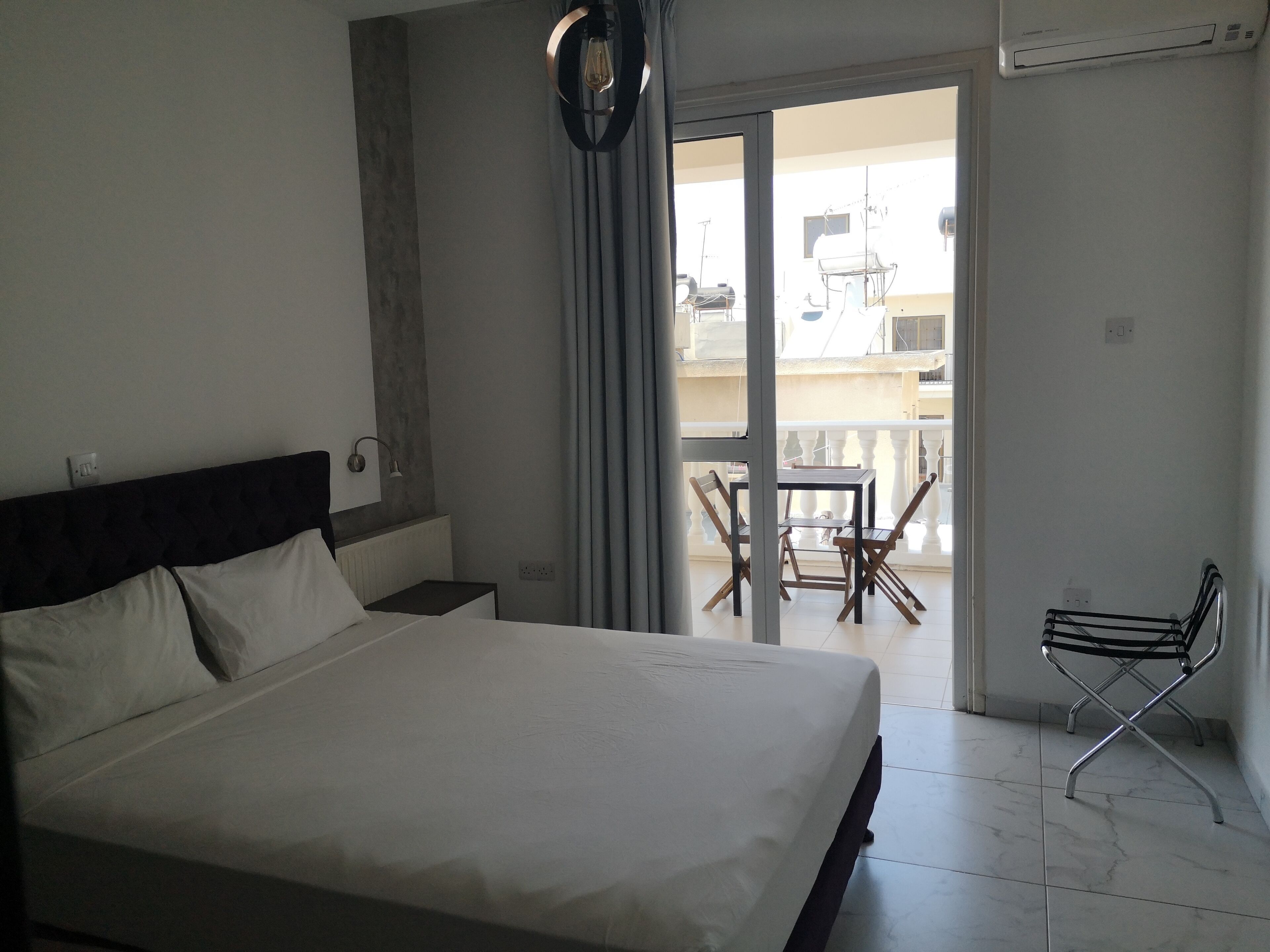 خزنة داخل الغرفة وستائر تعتيم وتجهيزات عازلة للصوت وواي فاي مجانًا