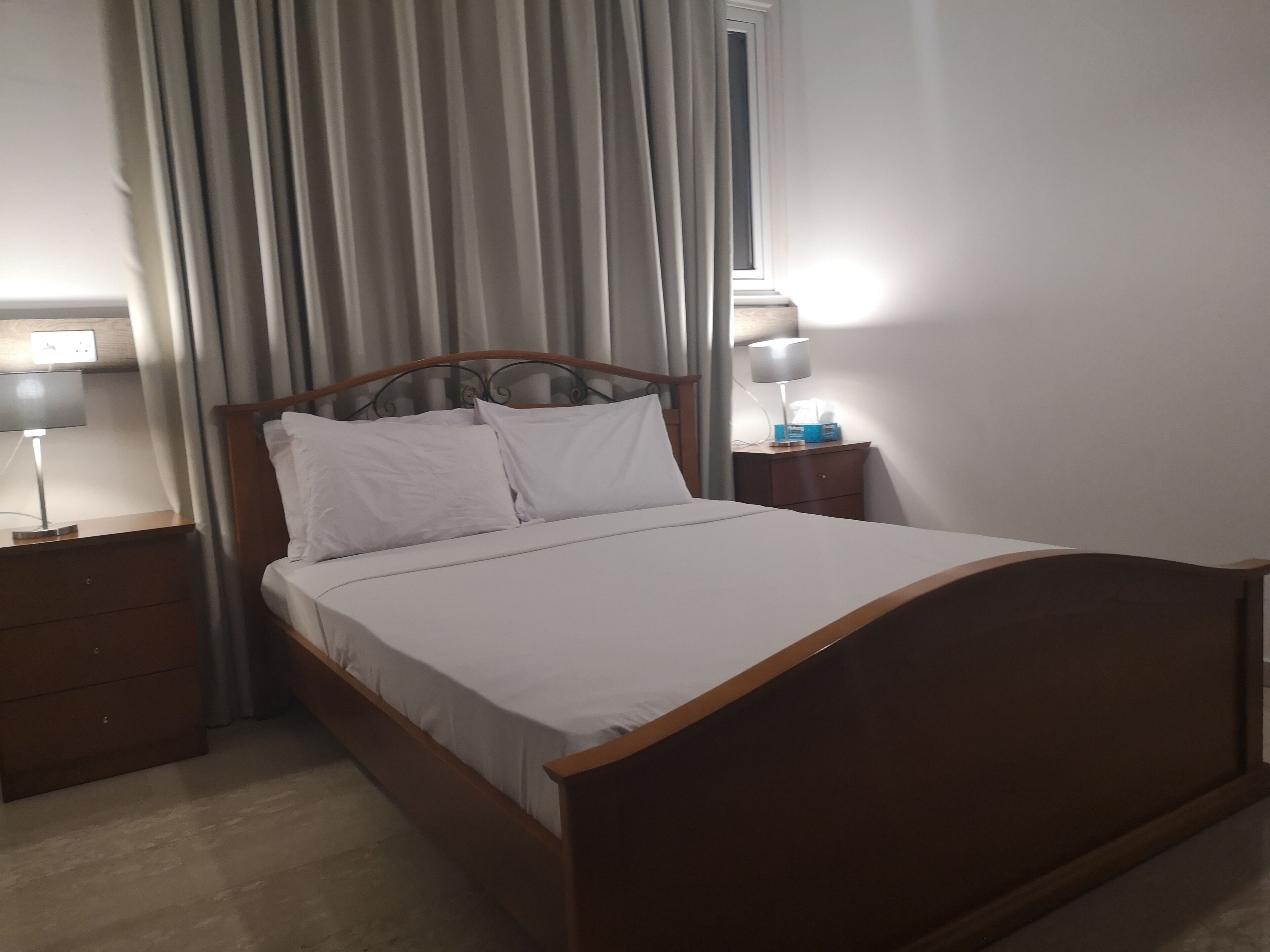 خزنة داخل الغرفة وستائر تعتيم وتجهيزات عازلة للصوت وواي فاي مجانًا