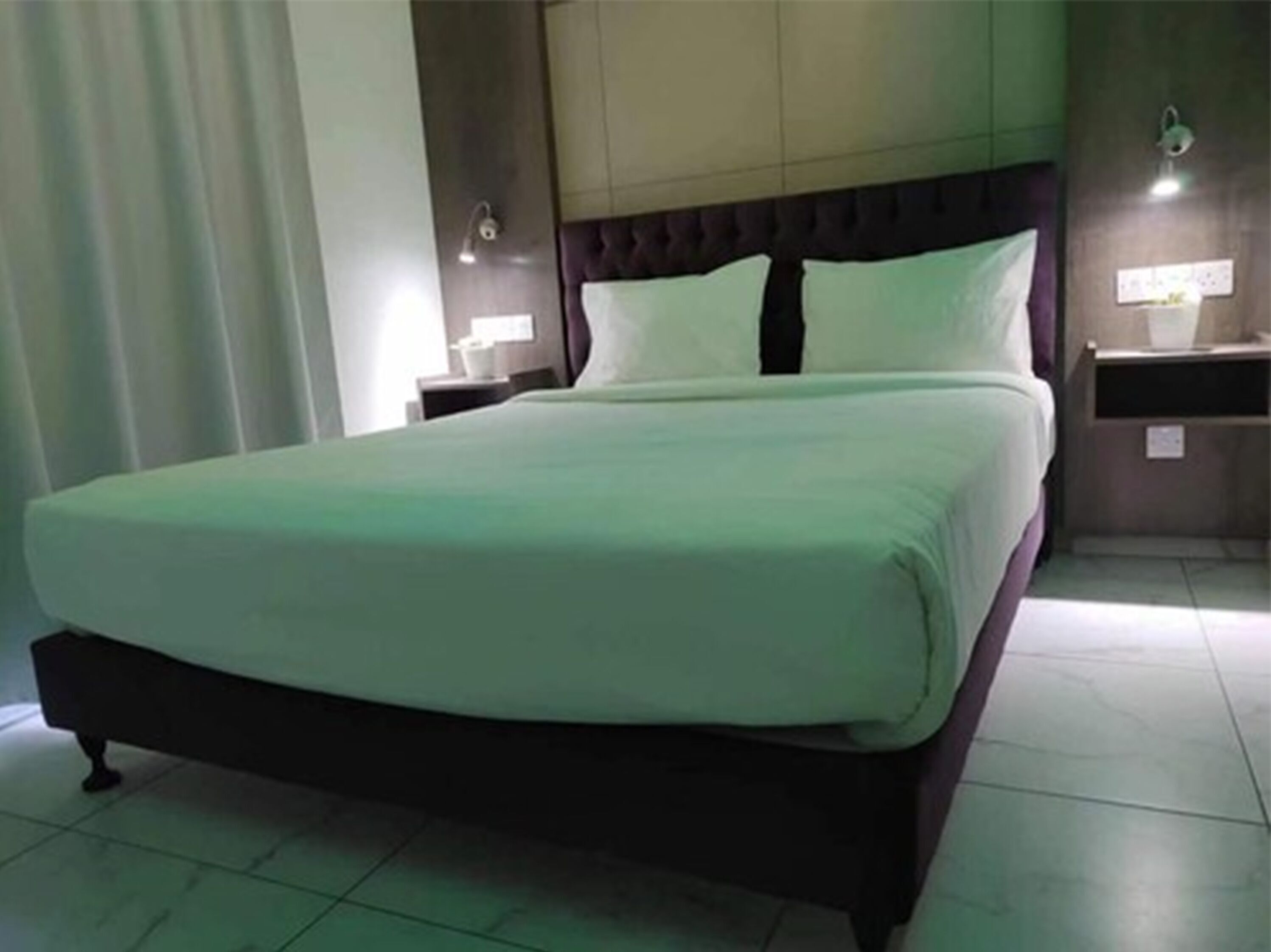 خزنة داخل الغرفة وستائر تعتيم وتجهيزات عازلة للصوت وواي فاي مجانًا