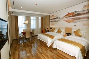 Quarto de hotel com duas camas, uma escrivaninha e uma cadeira.