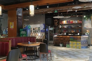 Interior de un restaurante con cabinas, una barra y una exhibición de alimentos.