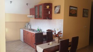 Kjøleskap, mikrobølgeovn og brødrister