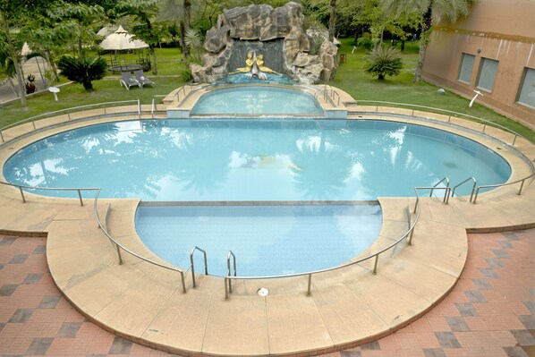 15 outdoor pools