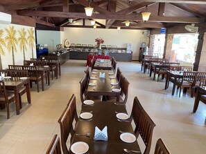 Daily buffet breakfast (INR 1200 per person)