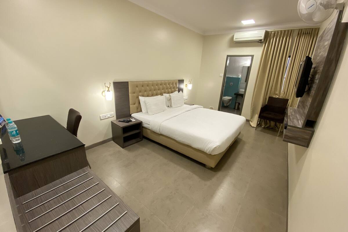 In-room safe, iron/ironing board, free WiFi, bed sheets