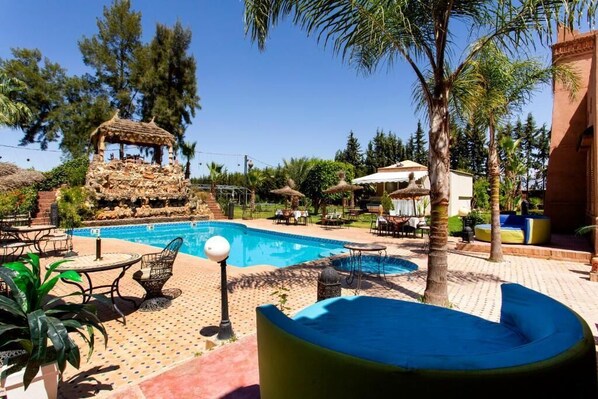 Piscine extérieure, piscine chauffée