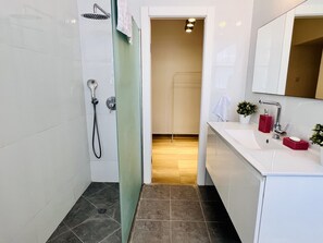 Dusche, kostenlose Toilettenartikel, Handtücher, Toilettenpapier