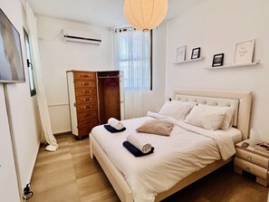 3 bedrooms, iron/ironing board, free WiFi, bed sheets - MIKLAT Elegant Apt with Balcony & Sea View by FeelHome (Netanya)
