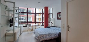 Een strijkplank/strijkijzer, gratis wifi, beddengoed