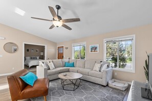 3 bedrooms, iron/ironing board, WiFi, bed sheets - Hot Tub ~ Fireplace ~ Brand New Furnishings ~ Dog Friendly (Bend)