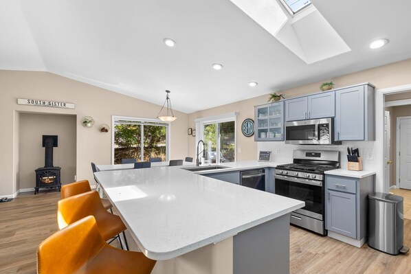 Fridge, microwave, oven, stovetop - Hot Tub ~ Fireplace ~ Brand New Furnishings ~ Dog Friendly (Bend)