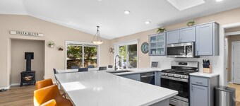 Hot Tub ~ Fireplace ~ Brand New Furnishings ~ Dog Friendly