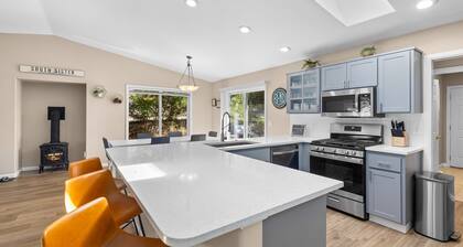 Hot Tub ~ Fireplace ~ Brand New Furnishings ~ Dog Friendly