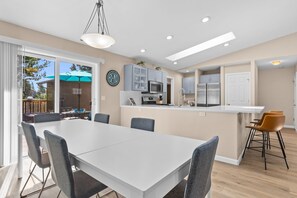 Fridge, microwave, oven, stovetop - Hot Tub ~ Fireplace ~ Brand New Furnishings ~ Dog Friendly (Bend)